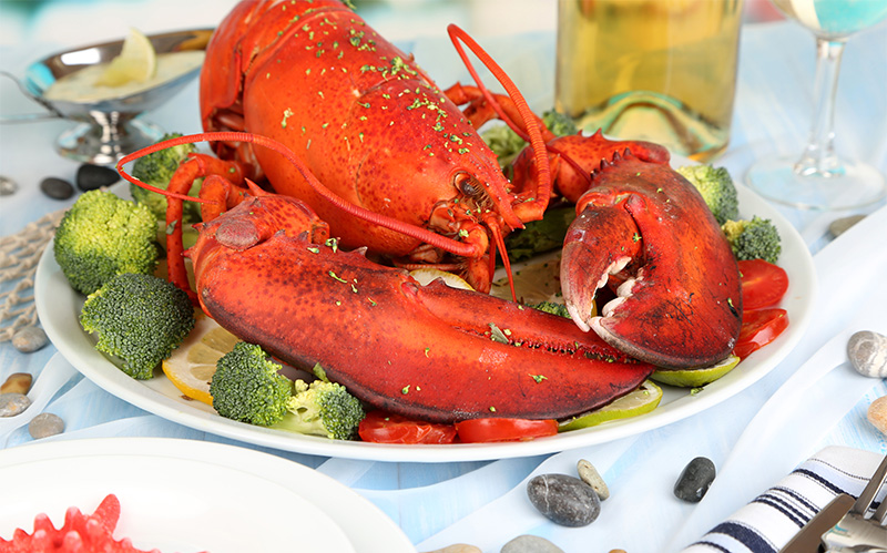 whole-cooked-bright-red-lobster-served-on-a-platter