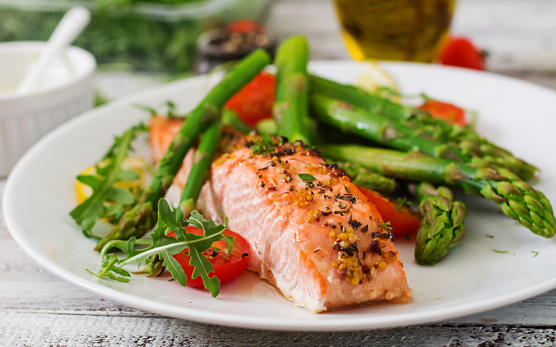 Healthy-cooked-salmon-fish-fillet-served-with-fresh-asparagus